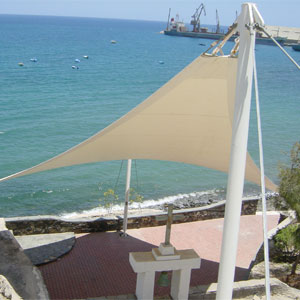 Estructura tensada de la ermita del pajar con el mar de fondo