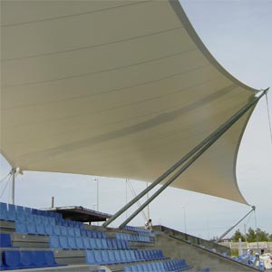 Estructura tensada para cubrir las graderías del recinto deportivo can misses