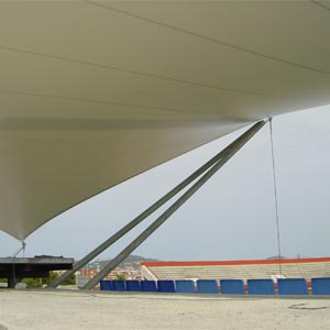 Estructura tensada para cubrir las graderías del recinto deportivo can misses