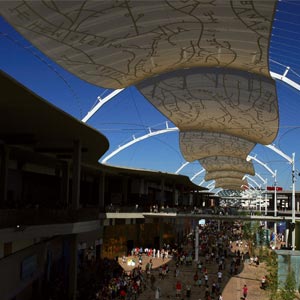 Estructura tensada con dibujos y letras en Expo Zaragoza