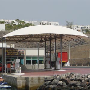 Estructura tensada cubriendo la gasolinera de fuerteventura
