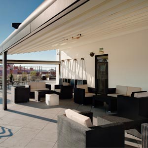 Pérgola cerrada en terraza de la ciudad en el Hotel Center