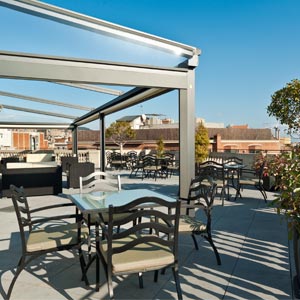 Lateral de la pérgola en la terraza del Hotel Center