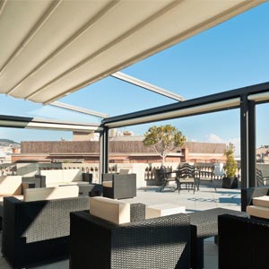 Interior de la pérgola con mobiliario exterior en Hotel Center