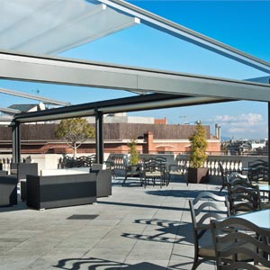 Pérgola abierta en terraza de la ciudad en el Hotel Center