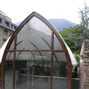 Entrada con vidrieras de la estructura tensada del hotel guillem en Andorra