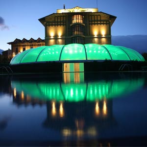 Cubierta ETFE semicircular en entrada del Hotel Villa de la Guardia delante de la piscina de noche i