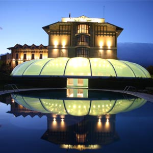 Cubierta ETFE semicircular en entrada del Hotel Villa de la Guardia delante de la piscina de noche i