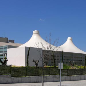 Estructura tensada con dos puntas en forma de carpa de circo del I hotel