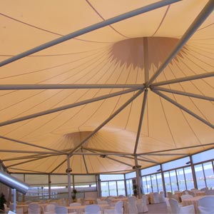 Vista interior de la estructura tensada en forma de carpa de circo del I hotel