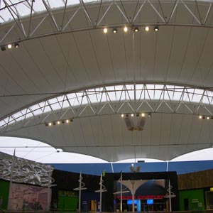 Vista al techo del interior de la estructura tensada del centro comercial imaginalia