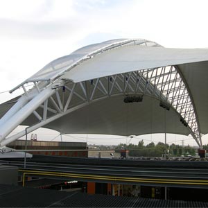 Estructura trenzada y pie de la estructura tensada del centro comercial Imaginalia