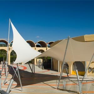 Estructura tensada irregular en parque temático