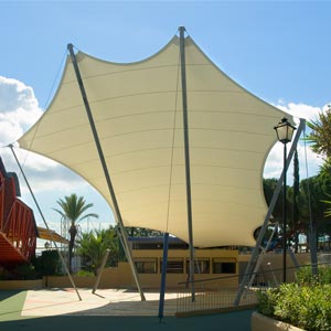 Estructura tensada irregular en parque temático
