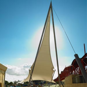 Estructura tensada irregular en parque temático
