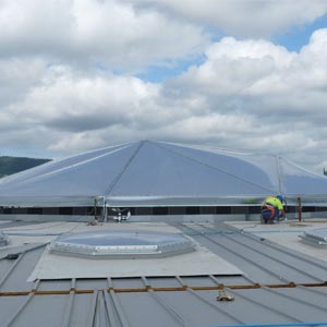 Montaje de la cubierta en material ETFE de la ITV de astúrias