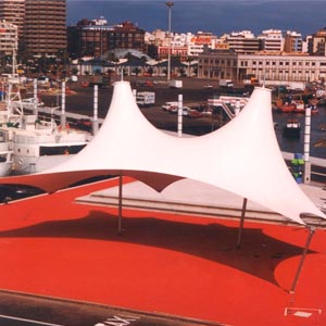Estructura tensada con dos puntas en muelle Jet Foil