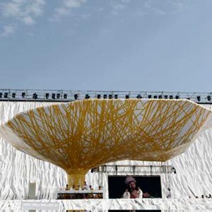 Estructura tensada en forma de árbol amarillo