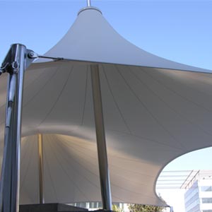 Punta de la carpa de la estructura tensada