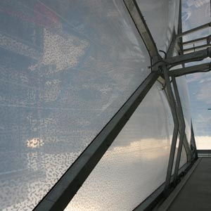 Interior de la fachada etfe de Le Nuage