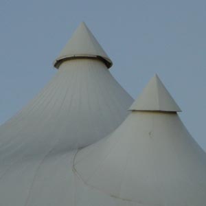 Detalle de dos de las puntas de la estructura tensada para hostelería