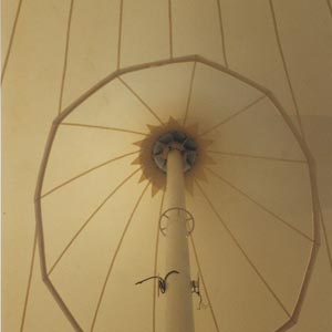 Interior de la estructura con detalle del mástil de una de las puntas
