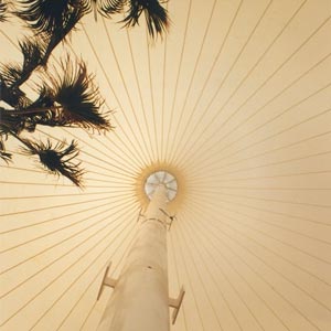 Interior de la estructura con detalle del mástil de una de las puntas