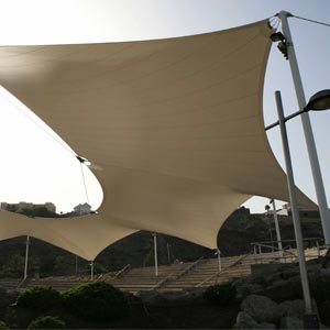 Estructura tensada cubriendo graderías para espectáculos