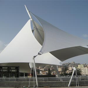 Estructura tensada de tres velas Nazaret