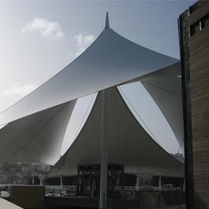 Estructura tensada de tres velas Nazaret