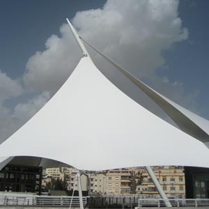 Estructura tensada de tres velas Nazaret