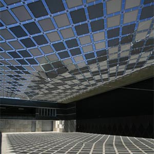 Estructura tensada con rombos grises y negros cubriento la terraza del palacio de los congresos de h