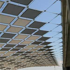 Estructura tensada con rombos grises y negros cubriento la terraza del palacio de los congresos de h