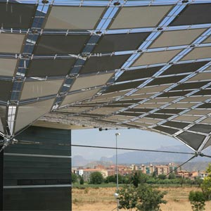 Estructura tensada con rombos grises y negros cubriento la terraza del palacio de los congresos de h