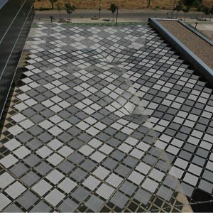 Estructura tensada con rombos grises y negros cubriento la terraza del palacio de los congresos de h