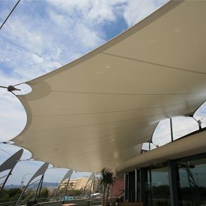 Estructura tensada para cubierta de caseta del parque acuático