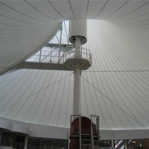 Interior de la torre de la Estructura tensada del parque acuático yamit