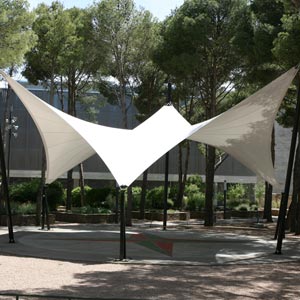 Estructura tensada en forma de rombo con dos vertices elevados en Parque botánico