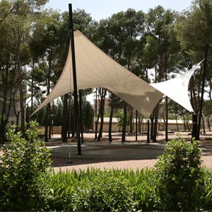 Estructura tensada en forma de rombo con dos vertices elevados en Parque botánico