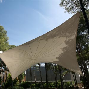 Estructura tensada en forma de rombo con dos vertices elevados en Parque botánico