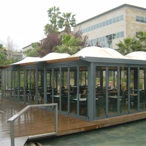 Estructura tensada en terraza en estanque del Parque empresarial citypark