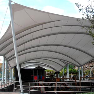 Estructura tensada irregular en alzada en el paseo guernika