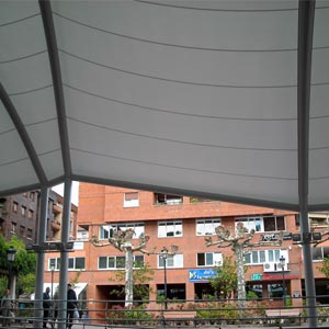 Estructura tensada en el paseo guernika