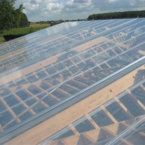 Vista superior de la cubierta ETFE transparente en peaje de la A1 de Francia
