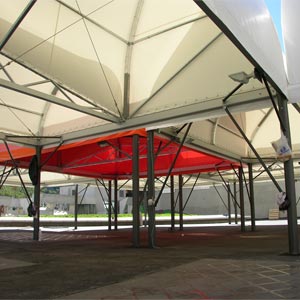 Estructura tensada en forma de tiendas triangulares con elevación en plaza del comú