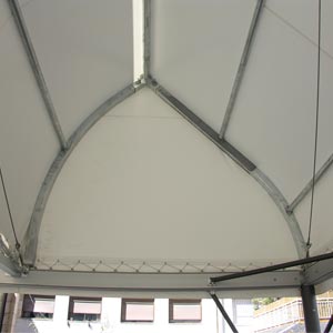 Estructura tensada en forma de tiendas triangulares con elevación en plaza del comú