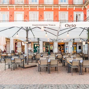 Parasol Azores grande cubriendo la terraza de un bar en la Plaza Mayor de Madrid