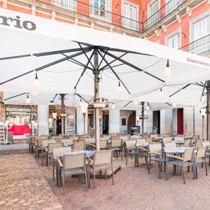 Parasol Azores grande cubriendo la terraza de un bar en la Plaza Mayor de Madrid