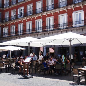 Parasol Azores grande cubriendo la terraza de un bar en la Plaza Mayor de Madrid