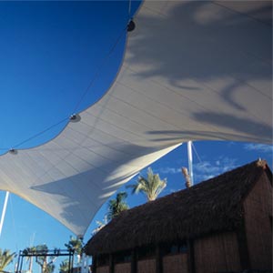 Estructura tensada al aire libre en parque temático Port Aventura